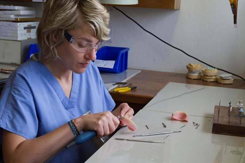 samodzielne dobieranie protez przez techników dentystycznych