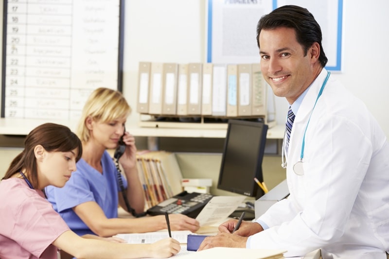 Zarobki lekarzy w Polsce 2026